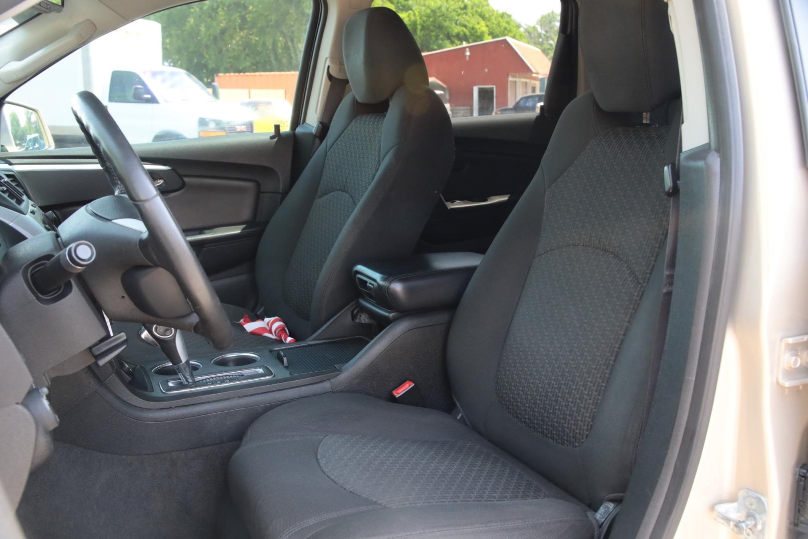 2012 TAN CHEVROLET TRAVERSE LT FWD (1GNKRGED1CJ) with an 3.6L V6 DOHC 24V engine, 6-SPEED AUTOMATIC transmission, located at 420 E. Kingsbury St., Seguin, TX, 78155, (830) 401-0495, 29.581060, -97.961647 - Photo#16